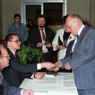 Kurt Hager, ehemaliges Politbüromitglied der SED, bei der Stimmabgabe zur Wahl am 18.03.1990.