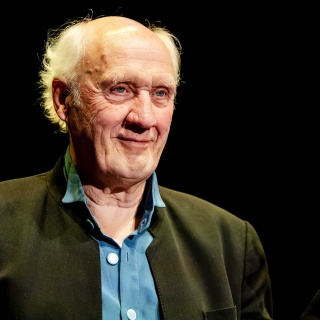 Liedermacher Herman van Veen hält einen Preis hoch