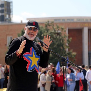 Albaniens Premierminister Edi Rama spricht zu seinen Unterstützern am 12. April 2025 und er albanischen Hauptstadt Tirana. Rama ist in schwarzer Hose und lässigem Longsleeve gekleidt. Er trägt eine Baseballkappe.