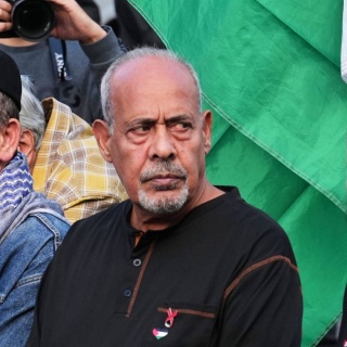 Ibrahim Ibrahim nimmt an einer propalästinensischen Demonstration in Berlin-Mitte teil.