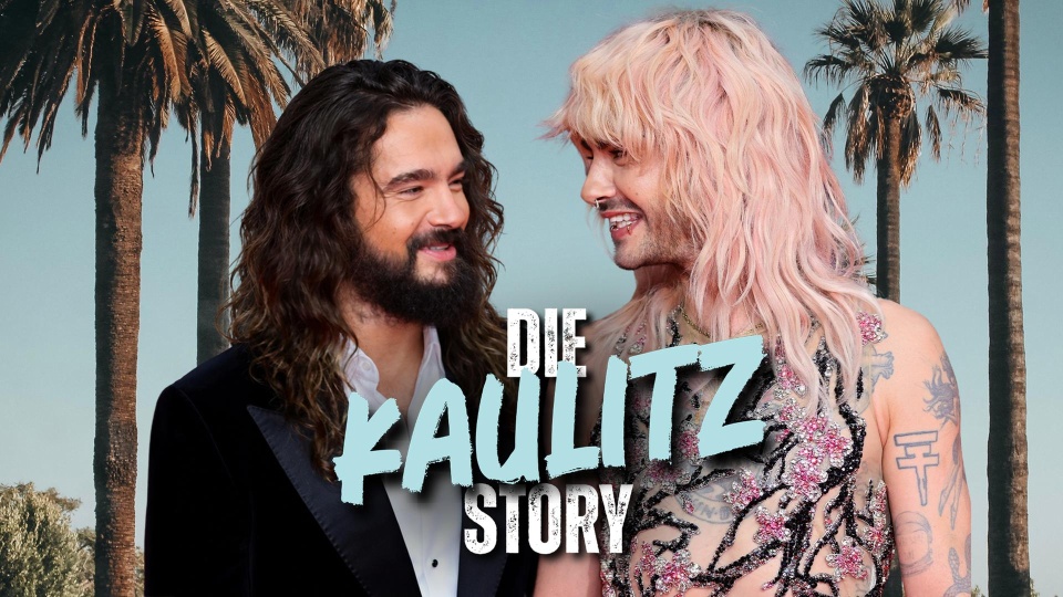 Tom und Bill Kaulitz lachen sich an, im Hintergrund Palmen 