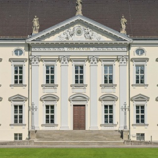 Fassade von Schloss Bellevue in Berlin. 