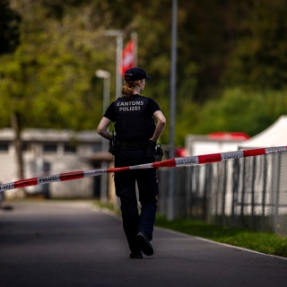 31.08.2026, Schweiz, Aarau: Die Polizei bewacht die Pferderennbahn Schachen, auf der eine Rave Party stattfand. Am Ende des Technofestivals fielen in der Nacht zum Sonntag mehrere Schüsse. Eine junge Italienerin starb, unter den fünf Verletzten ist...