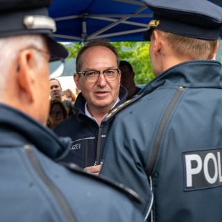 Innenminister Alexander Dobrindt (CSU) im Gespräch mit Polizisten.