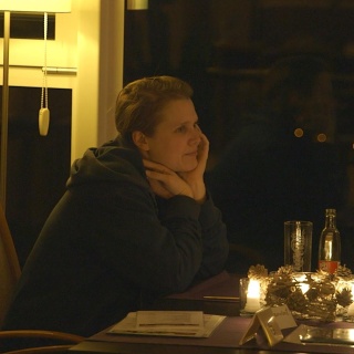 Die Protagonisten Michi und Louis sitzen gemeinsam am Tisch