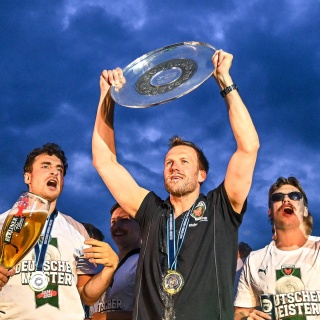 v.l. Lukas Herburger, Max Darj, Valter Chrintz und Fabian Wiede der Füchse Berlin feiern die Deutsche Meisterschaft im Badeschiff an der Spree.