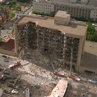 Luftaufnahme: Das durch einen Bombenanschlag zerstörte Regierungsgebäude in Oklahoma City