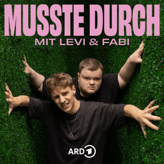 Podcast-Bild von "Musste durch" mit Levi und Fabi, die zwischen 2 grünen Hecken stehen (Quelle: Nils Reuter | Grafik: Philipp Pongratz, Fritz)