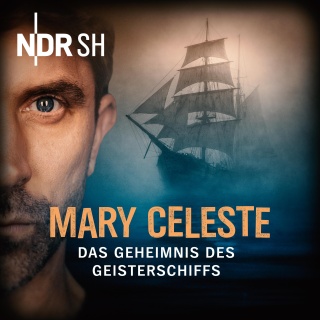 Nahporträt eines Mannes, rechts ein Segelschiff im Nebel über dunklem Meer.