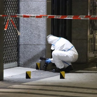 Die Polizei sichert rund um das Uhrengeschäft Spuren