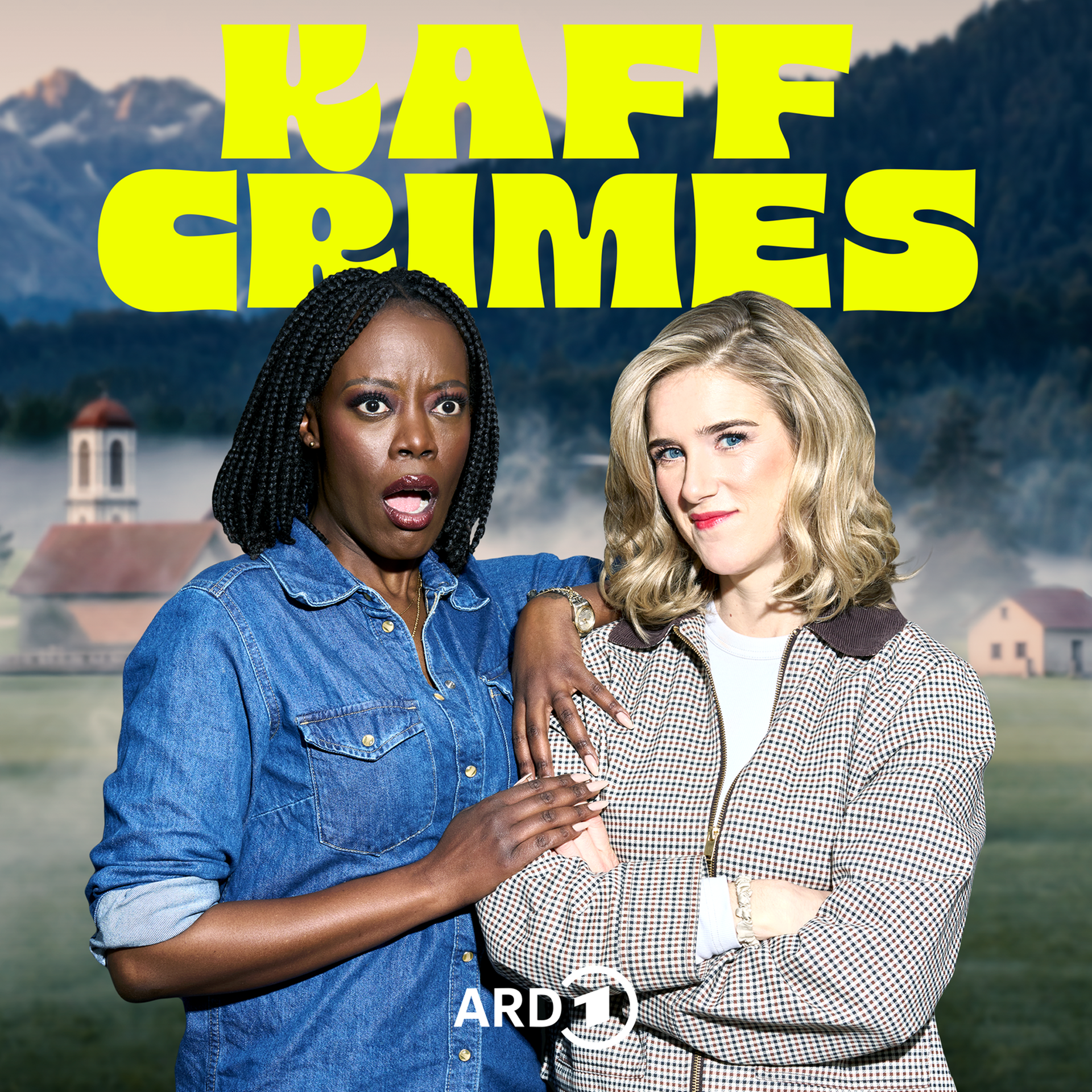 Anna Dushime und Katjana Gerz stehen vor einem dörflichen Hintergrund