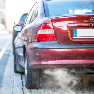 Abgase kommen aus dem Auspuff eines Autos.