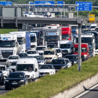 Autos stehen auf einer Autobahn im Stau.