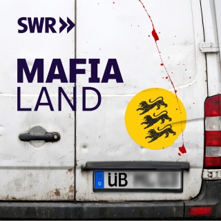 "Mafia Land" als Schriftzug mit SWR Logo auf der Rückseite eines Transporters mit dem Kennzeichen ÜB und einem Baden-Württemberg Aufkleber 1:1