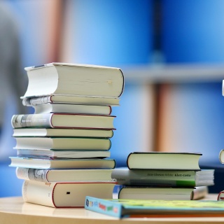 Ein Tisch voller Bücher.