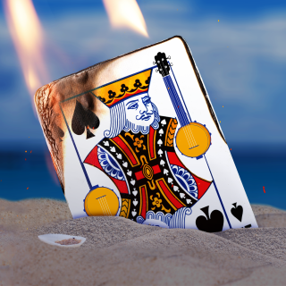 Brennende Spielkarte eines Pik-Königs, der ein Banjo in der Hand hält, steckt im Sand - Symbolbild für den SWR Podcast "Based on a True Story – Die Könige von Malle" Folge 4