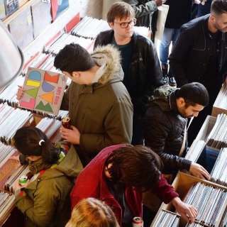 In einem Plattenladen sehen sich Menschen Schallplatten an.