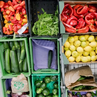 Kisten mit diversem Gemüse drin