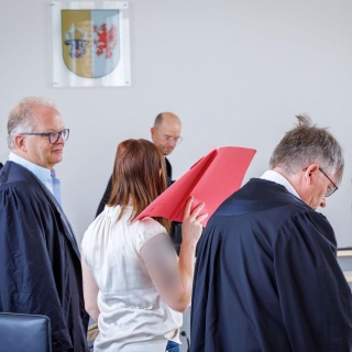Die Angeklagte steht zwischen den Anwälten Andreas Ohm (r.) und Thomas Löcker.
