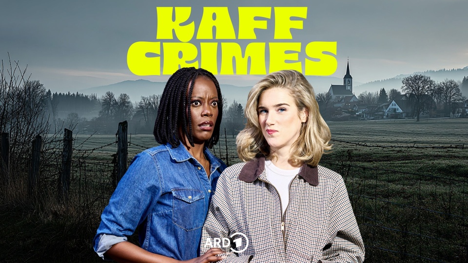 Anna Dushime und Katjana Gerz stehen vor einem dörflichen Hintergrund