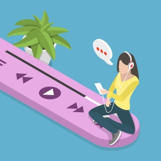 Eine bunte Illustration zeigt eine dunkelhaarige junge Frau, die Kopfhörer trägt und auf einem Play-Button für Audiostreaming sitzt. Aus ihrem Mund quillt eine Sprechblase mit drei Punkten.