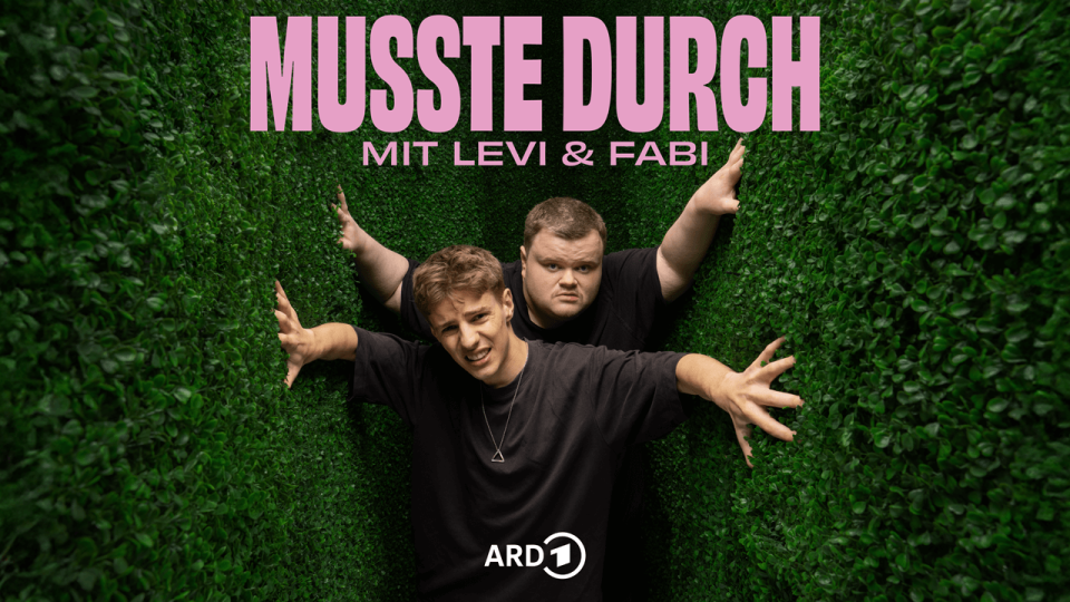 Podcast-Bild von "Musste durch" mit Levi und Fabi, die zwischen 2 grünen Hecken stehen (Quelle: Nils Reuter | Grafik: Philipp Pongratz, Fritz)