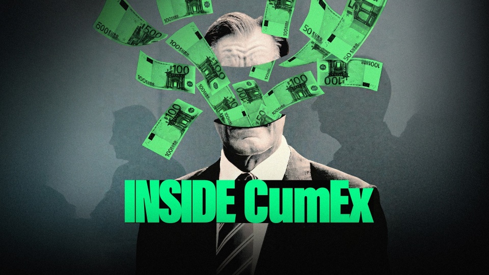 Ein Banker aus dessen Kopf Geldscheine fliegen, darüber der Podcast-Titel "Inside CumEx". 