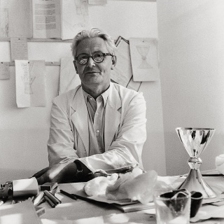 Der Industriedesigner Wilhelm Wagenfeld. Photographie. 1956.