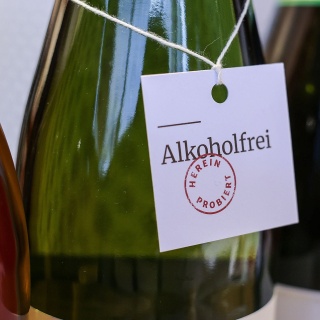 Alkoholfreier Wein steht bei einem Händler im Regal. Immer mehr Weingüter, Winzergenossenschaften und Handelskellereien bieten entalkoholisierte Weine an.