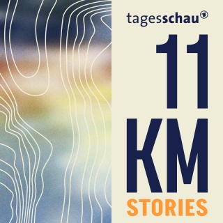 Zweiteiliges Design mit topografischen Linien links und dem Schriftzug „11KM STORIES“ in Blau und Orange auf beigem Hintergrund rechts.