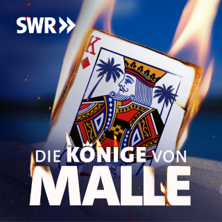 Brennende Spielkarte liegt im Sand, sie zeigt den Caro-König - Podcast Die Könige von Malle
