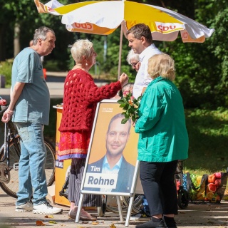 22.08.2026, Sachsen-Anhalt, Magdeburg: CDU-Spitzenkandidat und Ministerpräsident Sven Schulze besucht in Magdeburg einen Infostand vom Haustürwahlkampf der CDU zur Landtagswahl 2026
