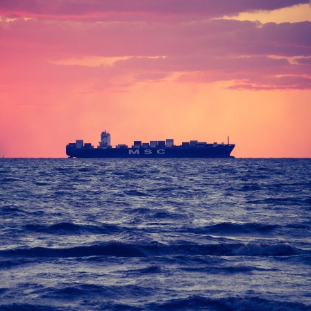 Ein Schiff fährt während der Dämmerung auf dem Meer