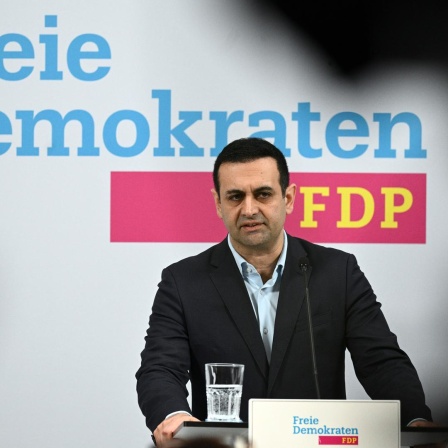 Bijan Djir-Sarai, FDP-Generalsekretär, spricht während eines Statements in der FDP-Bundesgeschäftsstelle. 