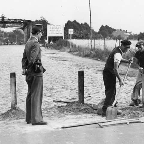 Errichtung einer Straßensperre auf Westberliner Seite zur Verhinderung von Entführungen von Regimekritikern in die DDR wie Walter Linse  1952