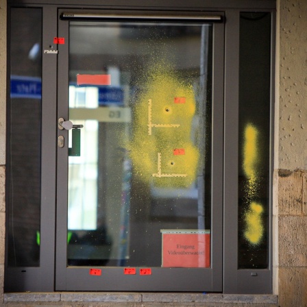 Essen: Einschusslöcher sind auf einer verglasten Tür zu sehen. Sie wurden am Rabbinerhaus bei der Alten Synagoge in Essen entdeckt