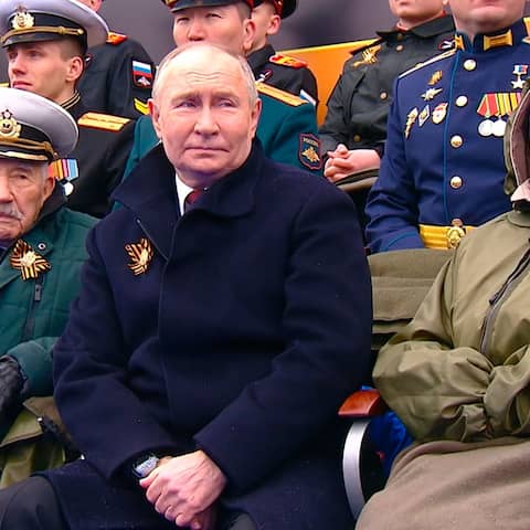 Putin mit Veteranen bei der Siegesparade zum Tag des Sieges auf dem Roten Platz am 9. Mai 2024 (Bild: rbb)