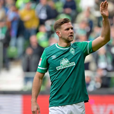 Werder Bremens Niclas Füllkrug winkt.