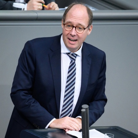 Der Haushaltspolitiker der CDU im Bundestag, Helge Braun, steht am Rednerpult im Bundestag