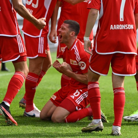 Robin Gosens vom 1. FC Union beim Jubel nach seinem Tor zum 1:0