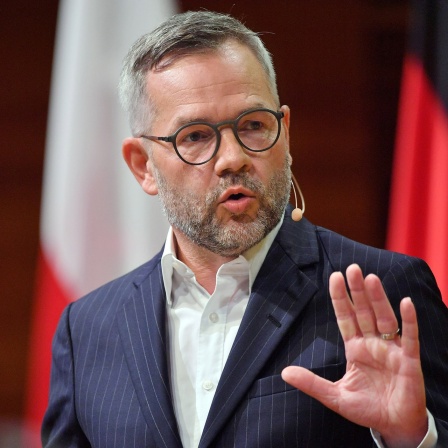 Michael Roth (SPD) spricht.