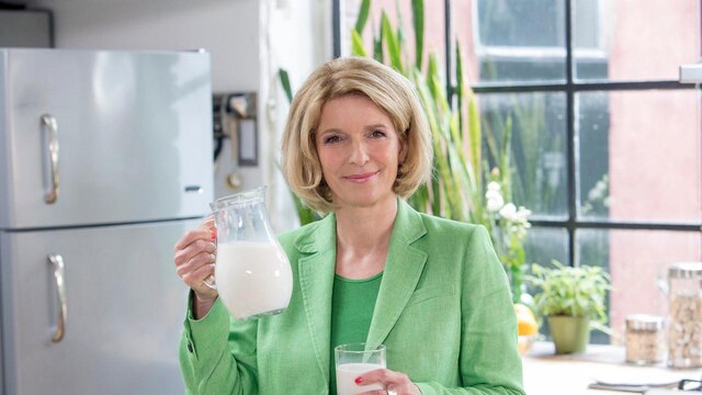 Oft wird Milch als gesundes Nahrungsmittel beworben, häufig aber auch verdammt und als gesundheitsschädlich bezeichnet. Was drin steckt in der Milch und wieviel man pro Tag trinken sollte, weiß Susanne Holst bei "Wissen vor acht - Mensch".