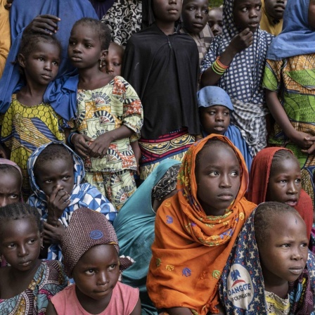 Afrikanische Mädchen in einem Camp, die vor Boko Haram geflüchtet sind.