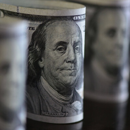 Gerollte Dollarscheine nebeneinander