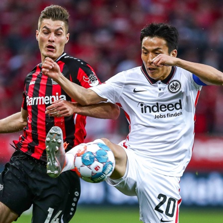 Frankfurts Makoto Hasebe wird von Leverkusens Schick bei der Ballannahme gestört