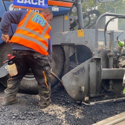 In Stuttgart wird eine Straßenkreuzung mit Bioasphalt aus Cashew-Schalen asphaltier.