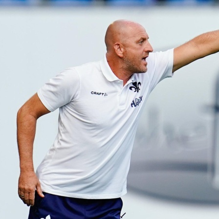 Torsten Liebernkecht, Trainer von SV Darmstadt 98, am Spielfeldrand
