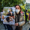 Eine Frau mit einem Plakat protestiert vor dem iranischen Konsulat in München gegen Unterdrückung von Frauen im Iran durch die Sittenpolizei.