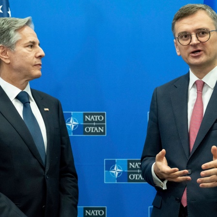 US-Außenminister Antony Blinken und der ukrainische Außenminister Dmytro Kuleba unterhalten sich beim NATO-Ukraine-Rat in Brüssel.