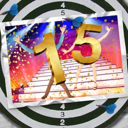 Eine Bildmontage zeigt die Zahl 15, die auf Beinen eine große Showtreppe herunterkommt und ins Publikum winkt. Bunte Lichter leuchten im Hintergrund und Konfetti fliegt durch die Luft.